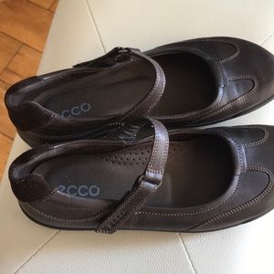 Ladies Ecco brown Mary Janes